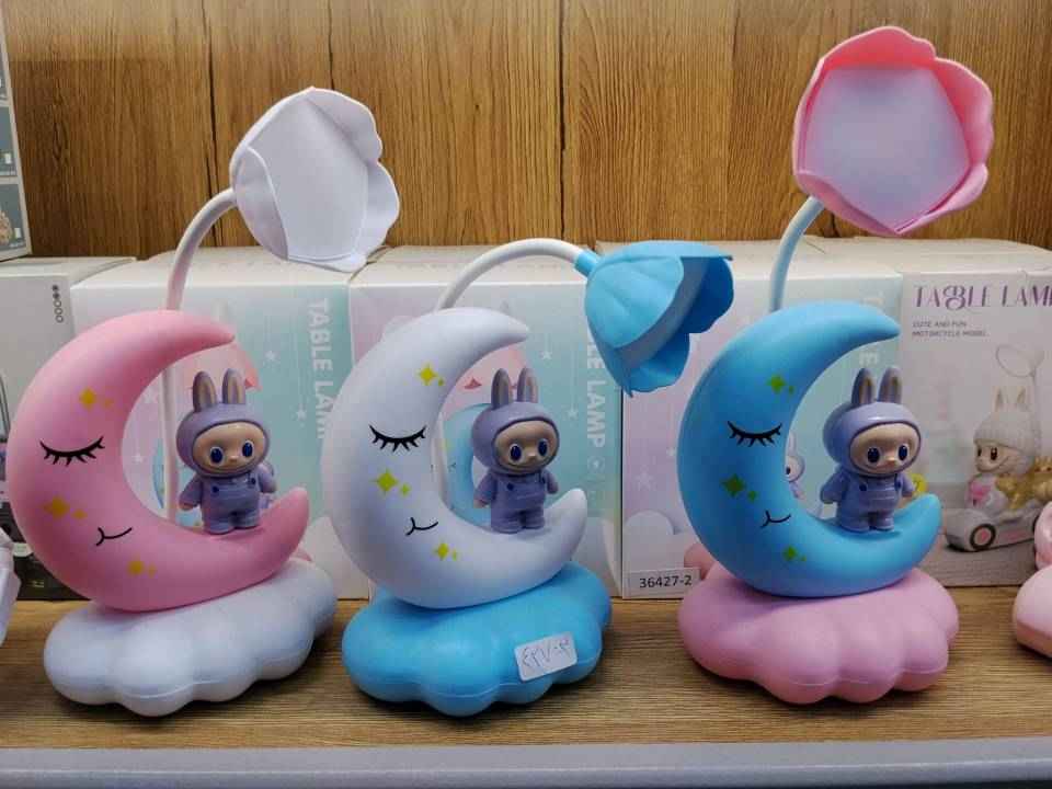 چراغ مطالعه لبوبو و ماه 
