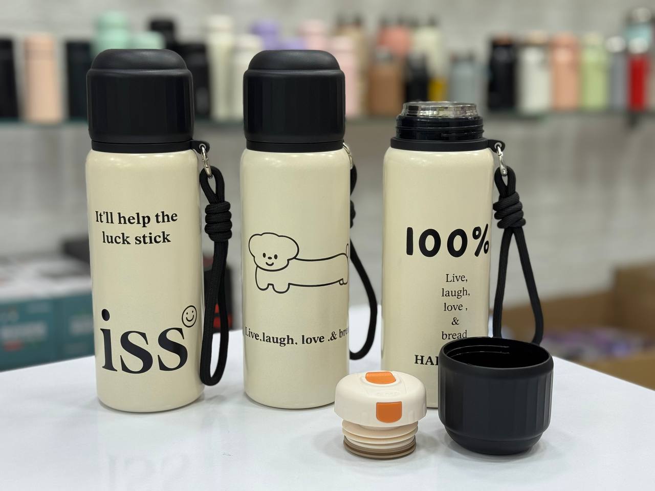 فلاسک فانتزی  لیوان‌دار سفید در مشکی برند Water Cup 550ml